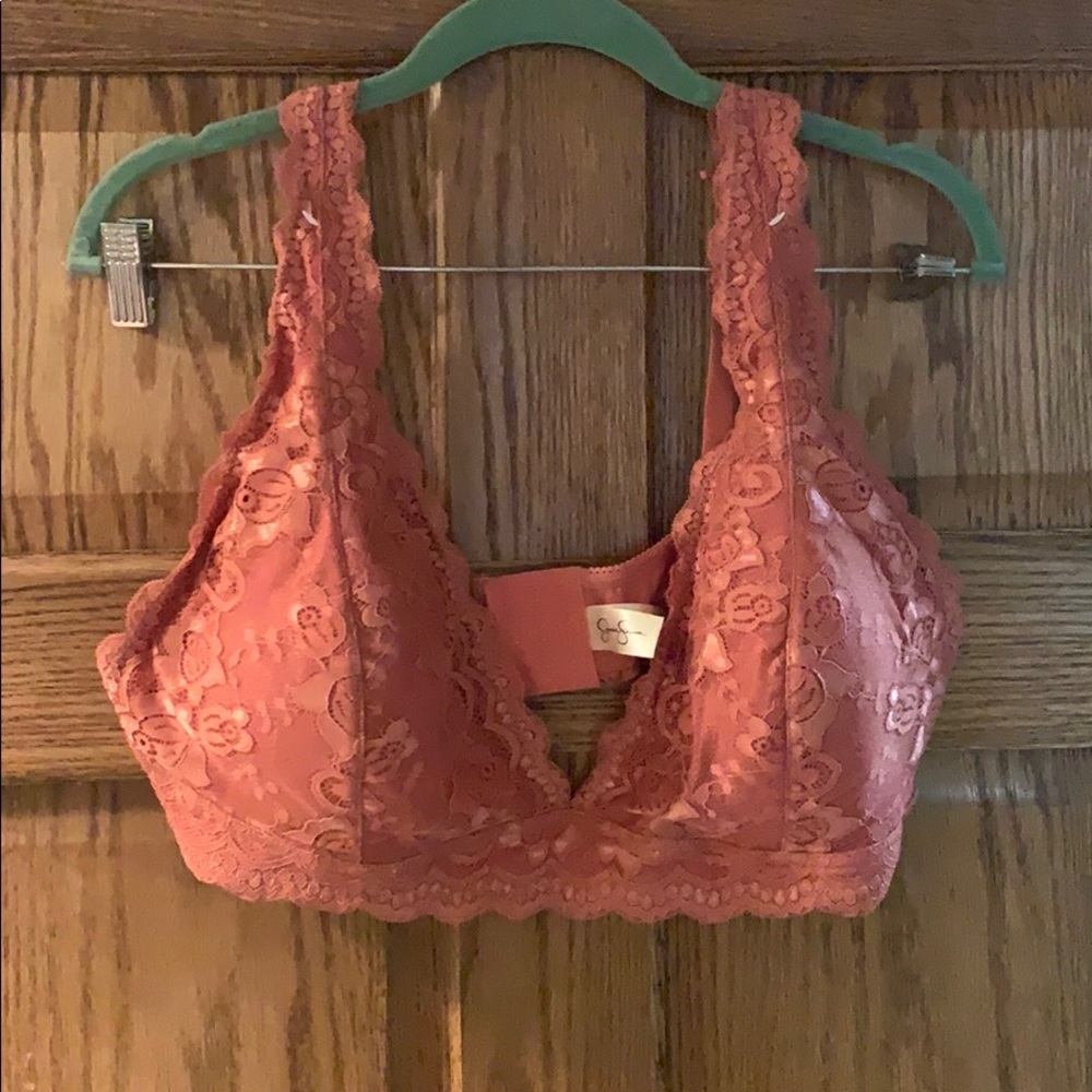 Jessica Simpson bra